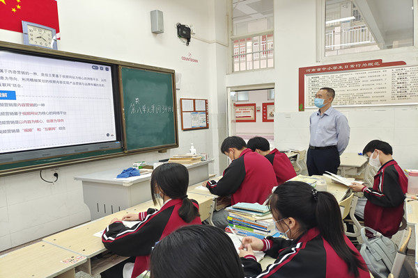 學(xué)校黨總支書記、校長馬海峰巡視課堂_副本.jpg