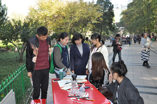 陳校長和專業(yè)教師一起點評學生作業(yè)3_副本.jpg