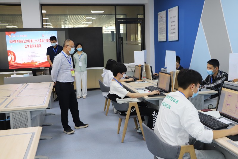 鄭州市職業(yè)技術教育教研室教學部主任王蒙巡視競賽考場.JPG