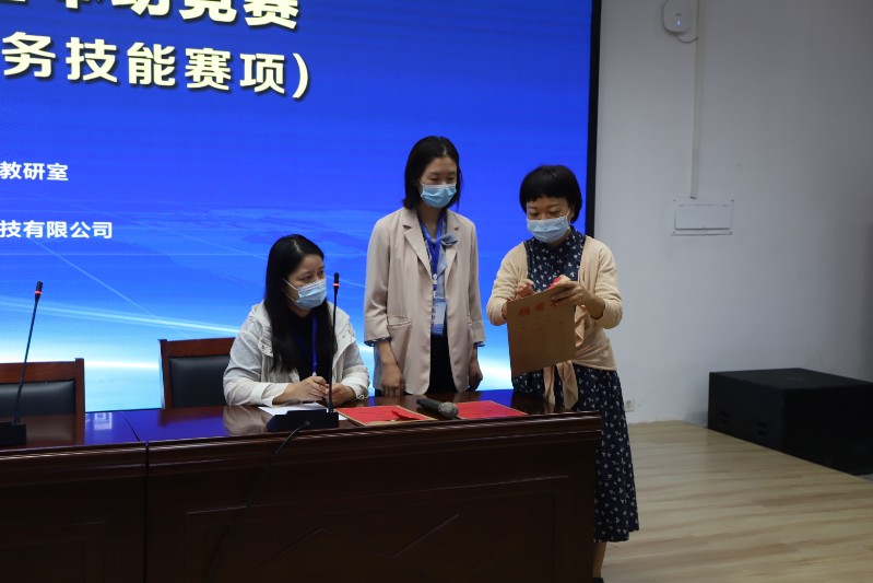現(xiàn)場抽取競賽題目.JPG