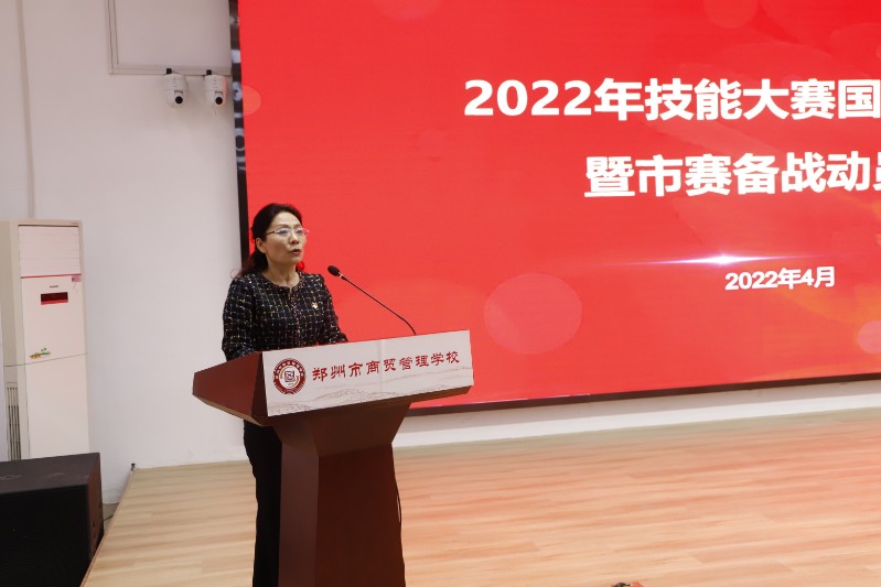 副校長(zhǎng)陳紅霞鼓勵(lì)參賽選手.JPG