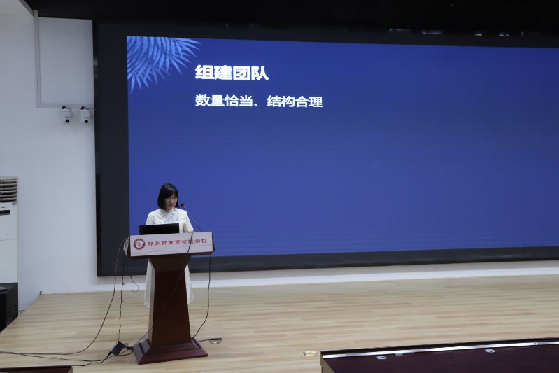 董艷鄂老師點評學校精品課程展示.JPG