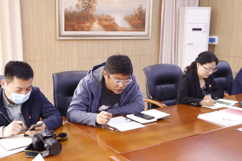 體育教研組組長婁季秋發(fā)言.JPG