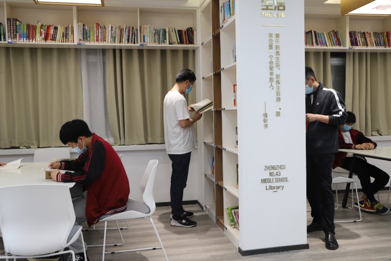 翻看圖書館書籍.JPG