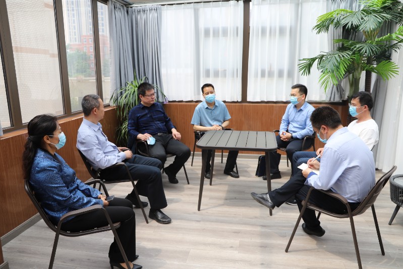 驗收小組專家朱紅濤反饋圖書館驗收情況.JPG