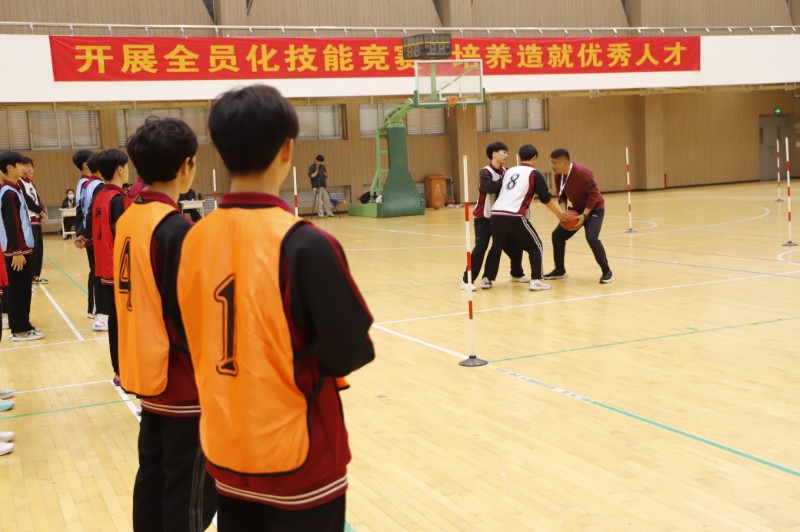 婁季秋老師演示動作要領(lǐng).JPG