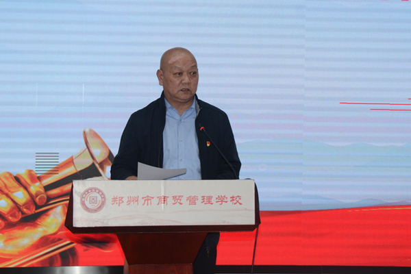 學(xué)校黨總支紀(jì)檢委員、工會(huì)主席張震部署全面從嚴(yán)治黨工作.png