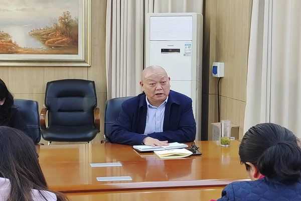 學(xué)校紀(jì)檢委員、工會主席張震做廉政提醒.jpg