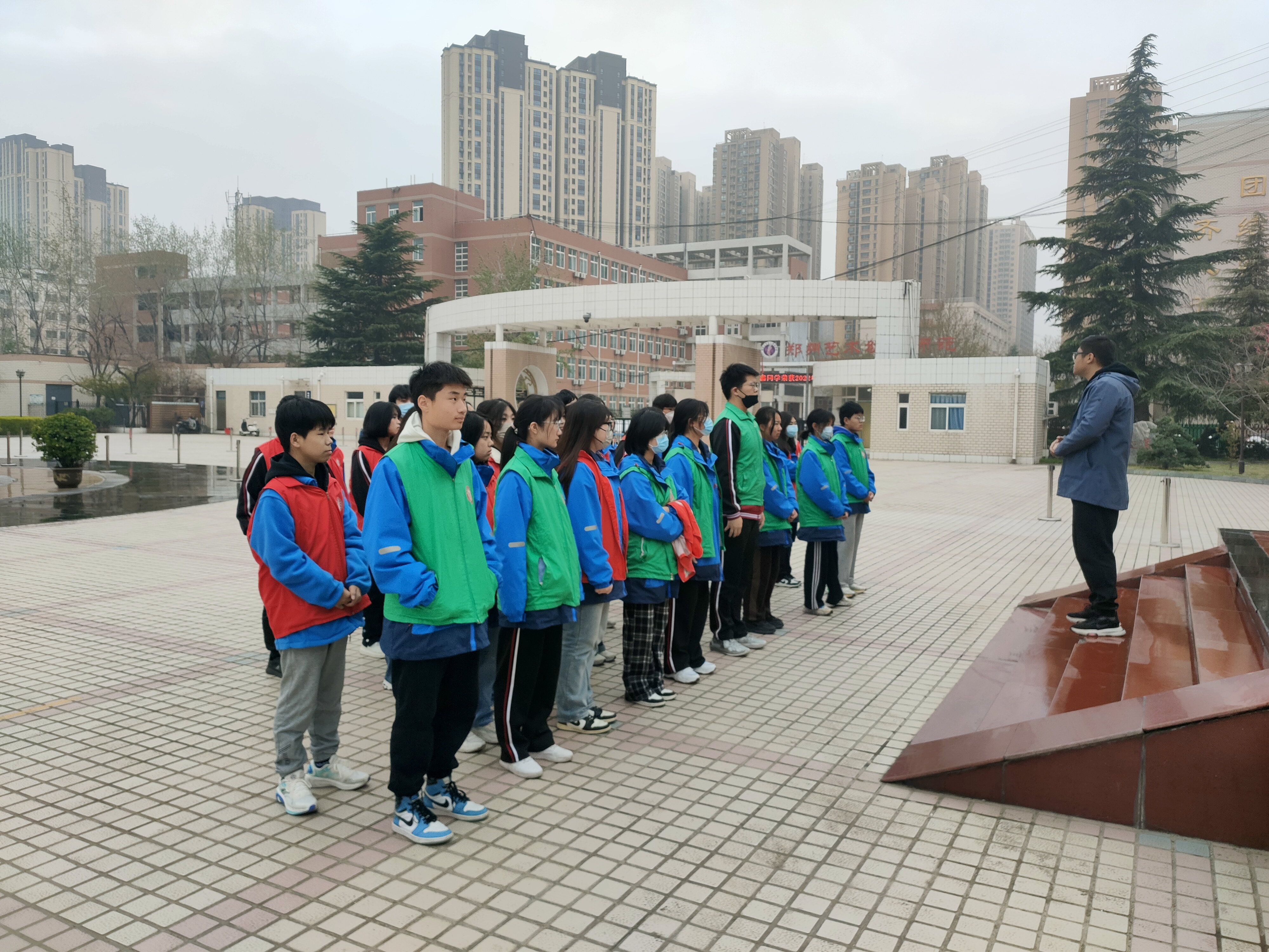 政教處婁老師和值日班級(jí)組長(zhǎng)們總結(jié)交流.jpg