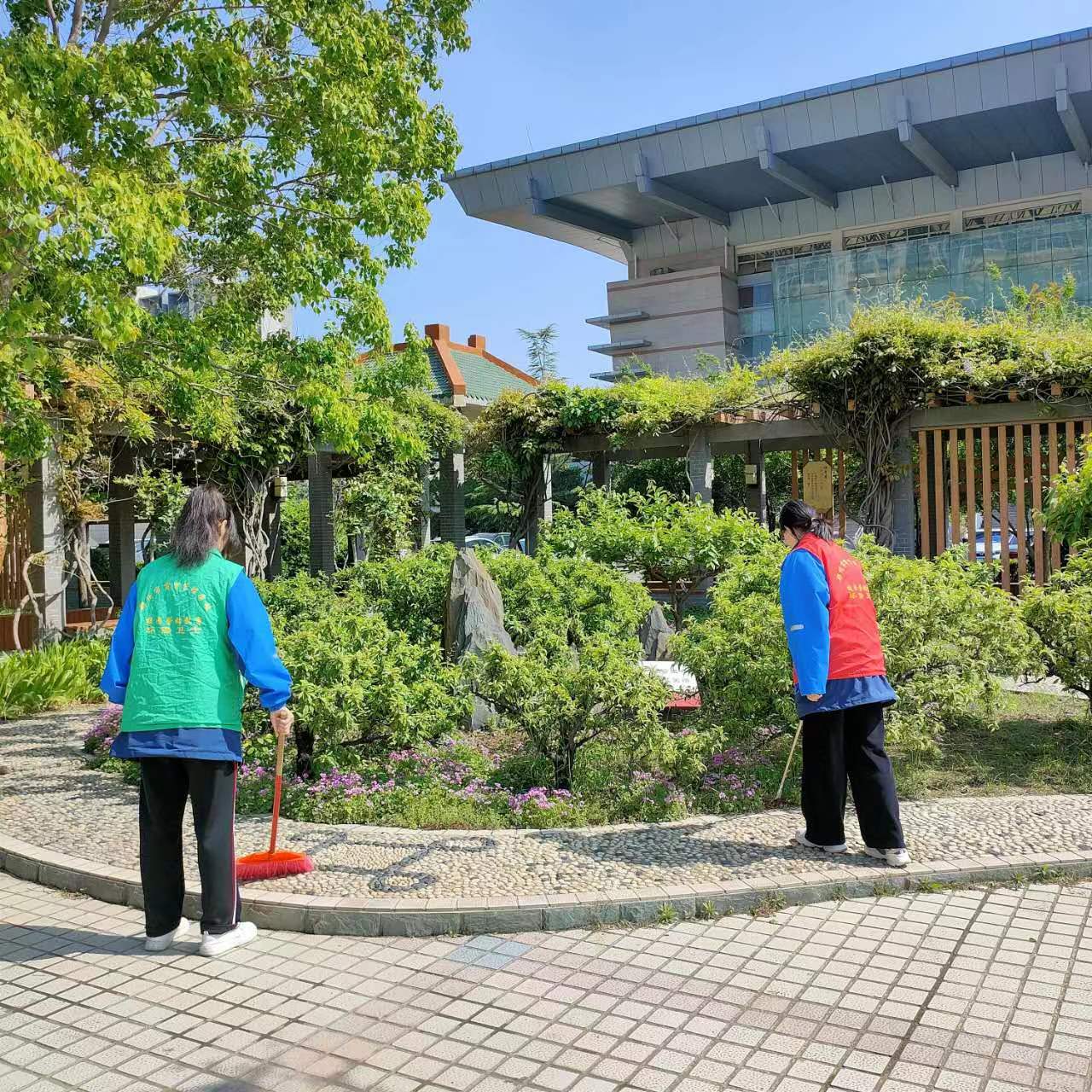 值日班的同學(xué)在打掃校園道路.jpg