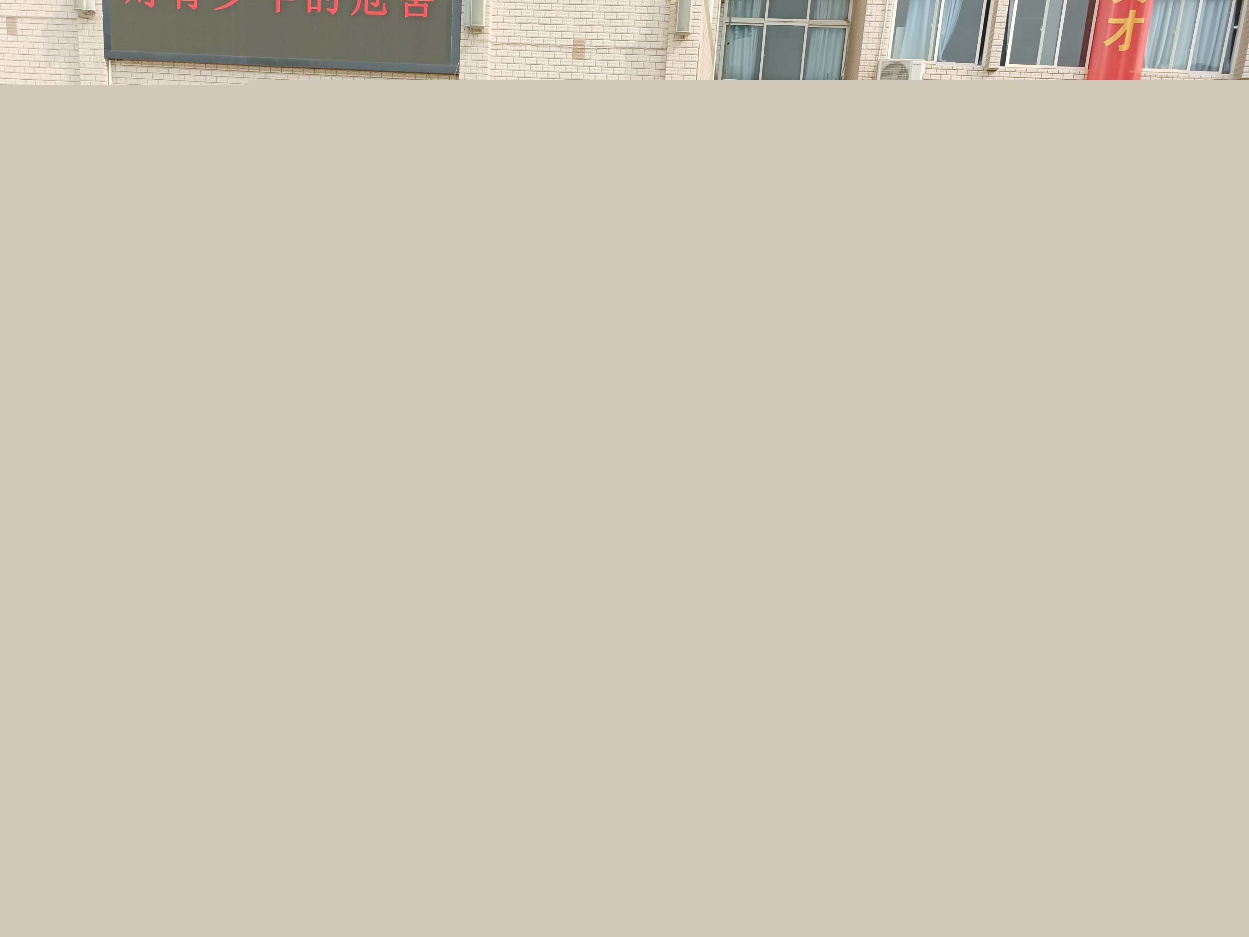 向驗(yàn)收組同志介紹學(xué)校禁毒系列展板.jpg