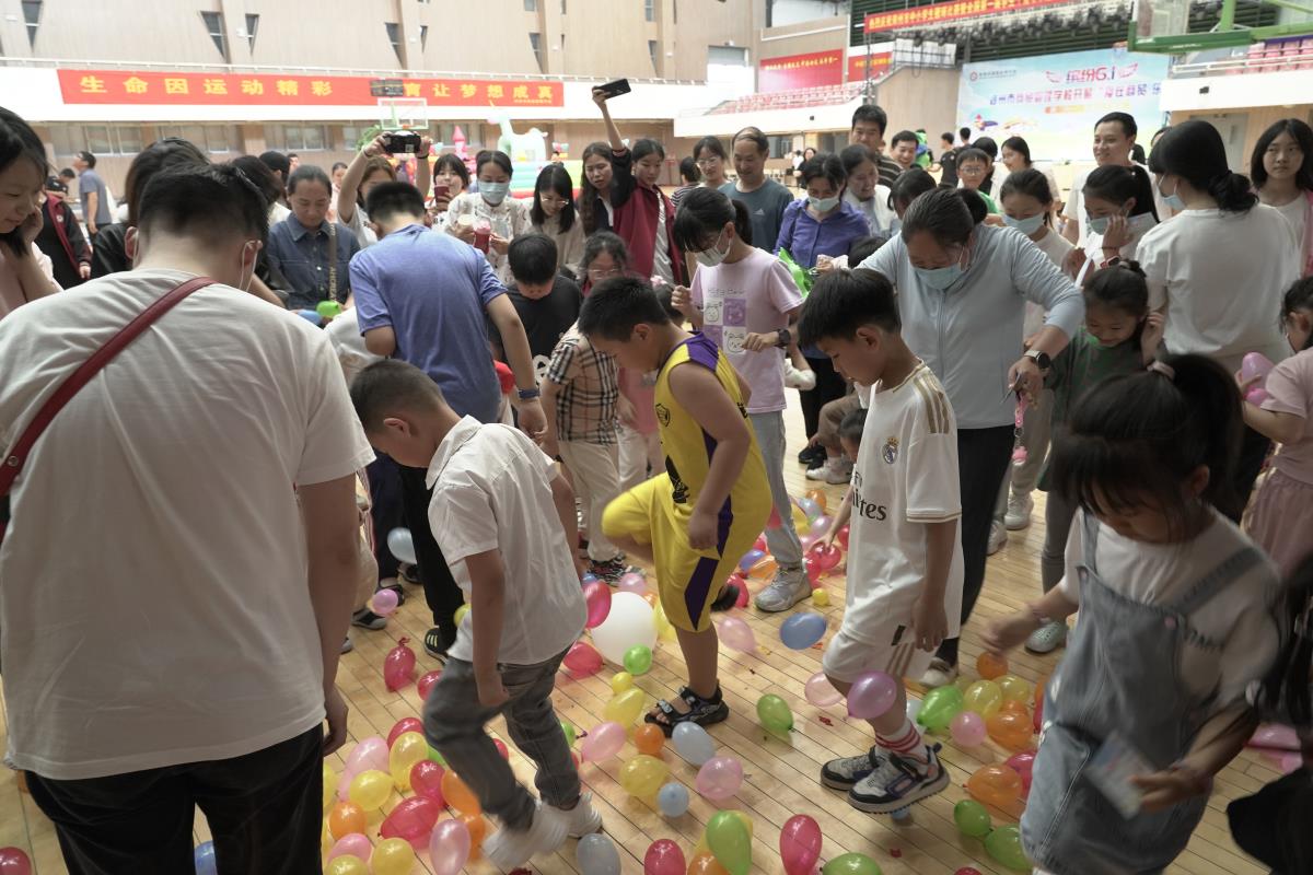 大家尋找氣球里的獎(jiǎng)品，場(chǎng)面激烈.JPG