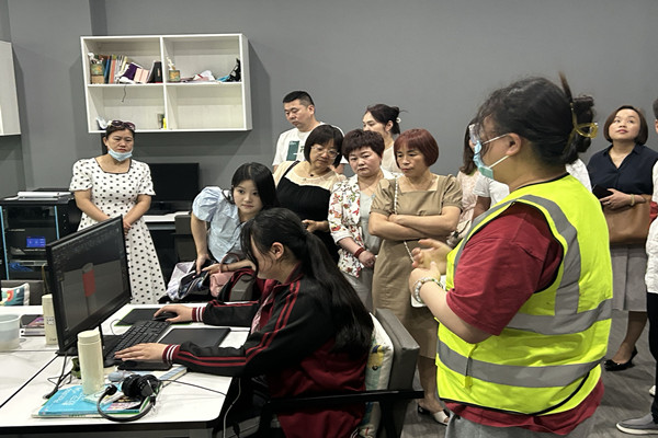 學(xué)生向家長介紹實訓(xùn)室_副本.jpg