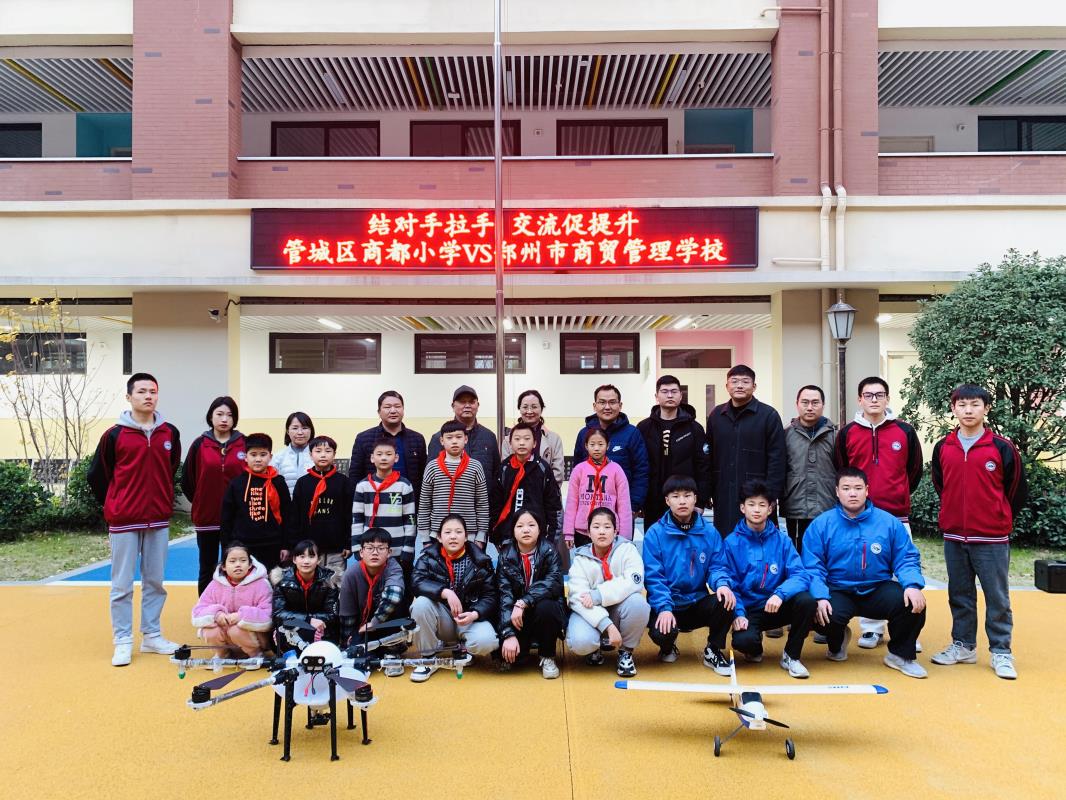 到管城區(qū)商都小學(xué)少年宮進行結(jié)對幫扶送課活動.jpg
