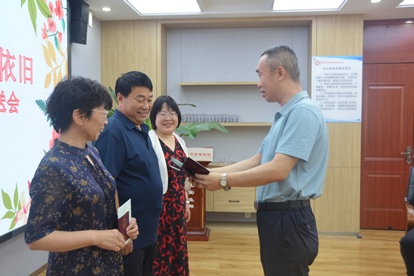 學校黨總支書記、校長馬海峰為退休教師發(fā)放退休證.jpg
