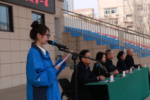 學生代表發(fā)言_副本.jpg