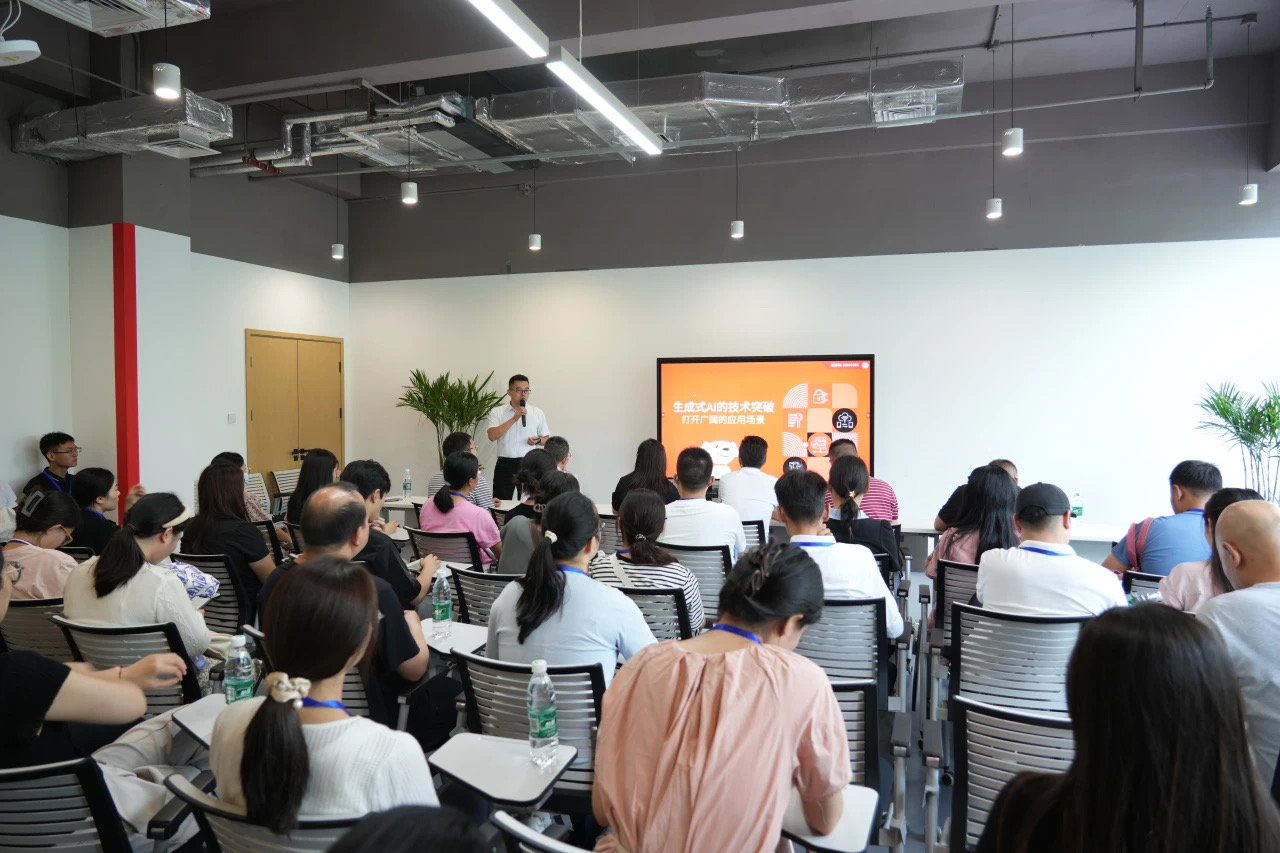 京東鄭州基地的工作人員以京東 AI 數(shù)字人為主題開展專題座談.jpg
