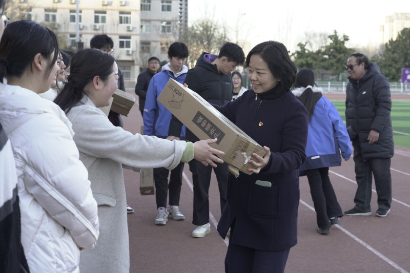 校黨委書記馬越雁為獲獎隊伍進行頒獎.JPG