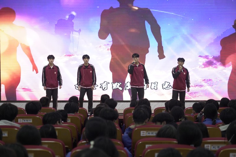 學(xué)生代表現(xiàn)場(chǎng)演唱歌曲《奔跑》.JPG