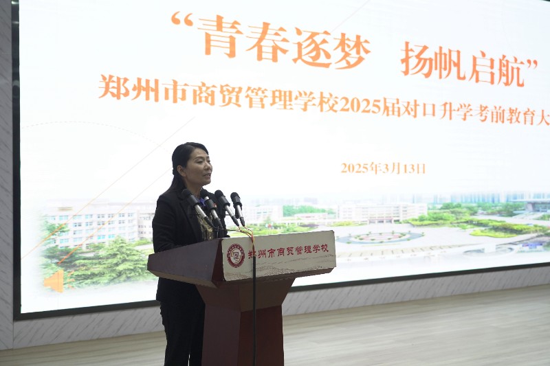 校長(zhǎng)陳紅霞向同學(xué)們提出希望.JPG